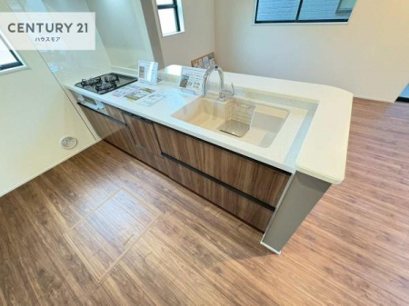 �L�b�`���@��l�C�̑Ζʎ��V�X�e���L�b�`�����̗p���Ă��܂��I���Ƒ��̃R�~���j�P�[�V���������R�Ƒ�����݌v�ł��B
���q�l�ɂ��ڂ��͂��̂Ŋ������ł��ˁI�L�X�g���ĉ��K�ɍ�Ƃ��i�݂܂��B