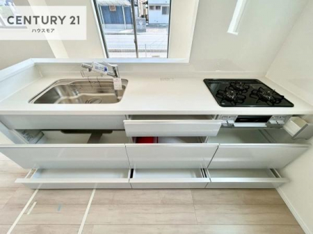 �L�b�`���@���[�͂̍����V�X�e���L�b�`���ŁA��������H�����������Еt���A�L�X�Ƃ�����Ԃŉ��K�ɗ������y���߂܂��B�y���n�̔���J�Ò��z