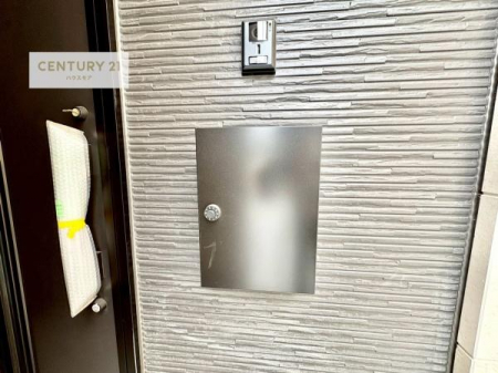 ���̑����n�@�O�ǂɐݒu���ꂽ�|�X�g�́A�O�σf�U�C���Ɣ��������a���Ȃ���A�g������ɂ��z�����ꂽ�֗��Ȑݔ��ł��B