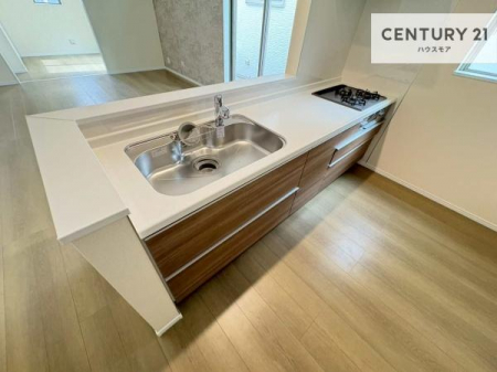 �L�b�`���@��l�C�̑Ζʎ��V�X�e���L�b�`�����̗p���Ă��܂��I���Ƒ��̃R�~���j�P�[�V���������R�Ƒ�����݌v�ł��B
���q�l�ɂ��ڂ��͂��̂Ŋ������ł��ˁI�L�X�g���ĉ��K�ɍ�Ƃ��i�݂܂��B