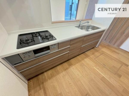 �L�b�`���@��l�C�̑Ζʎ��V�X�e���L�b�`�����̗p���Ă��܂��I���Ƒ��̃R�~���j�P�[�V���������R�Ƒ�����݌v�ł��B
���q�l�ɂ��ڂ��͂��̂Ŋ������ł��ˁI�L�X�g���ĉ��K�ō�Ƃ��i�݂܂��B