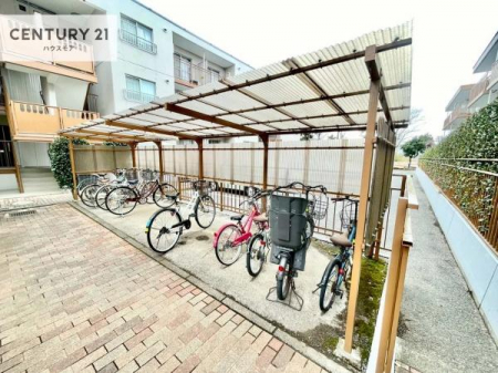 ���̑����p���@���֏ꊮ���ŁA���q���܂̎��]�Ԃ�ʋΗp�̎��]�Ԃ����S���Ēu���܂��B���Ƒ��ɂ����ꂵ���֗��Ȑݔ��ł��B
�󂫏󋵂����C�y�ɂ��₢���킹���������B