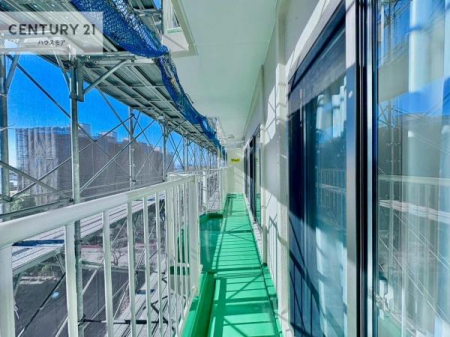 �o���R�j�[�@�쐼�����Ŗ��邭�J���I�ȃo���R�j�[�B3��������̏o���肪�\�ȁA���֐��̍����݌v�ł��B