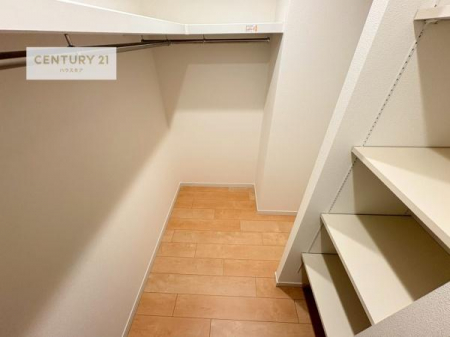 ���[�@�t�@�~���[�N���[�[�b�g��������Z�܂��́A���[�͂Ɖ��K�������˔������ґ�ȋ�Ԑ݌v�B�ߗނ�o�b�O�A�G�ߕ��܂łЂƂ܂Ƃ߂ɂł��A���X�̐������ڂ������ƃX�}�[�g�ɁI