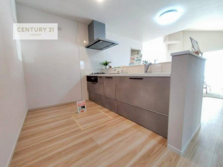 �L�b�`���@��l�C�̑Ζʎ��V�X�e���L�b�`�����̗p���Ă��܂��I���Ƒ��̃R�~���j�P�[�V���������R�Ƒ�����݌v�ł��B
���q�l�ɂ��ڂ��͂��̂Ŋ������ł��ˁB���[�͂�����܂��I