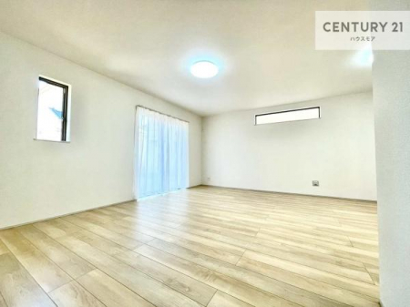 ���r���O�@�傫�ȑ����炽���Ղ�̗z���������閾�邢���r���O�B�J�����̂��郊�r���O�ŉƑ��c���̂��났�̎��Ԃ��߂����܂��B