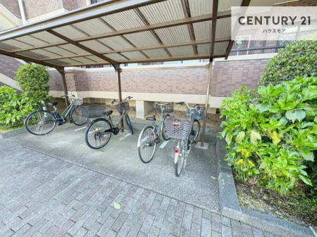 ���̑����p���@���֏ꊮ���ŁA���q���܂̎��]�Ԃ�ʋΗp�̎��]�Ԃ����S���Ēu���܂��B���Ƒ��ɂ����ꂵ���֗��Ȑݔ��ł��B
�󂫏󋵂����C�y�ɂ��₢���킹���������B