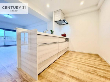 �L�b�`���@��l�C�̑Ζʎ��V�X�e���L�b�`�����̗p���Ă��܂��I���Ƒ��̃R�~���j�P�[�V���������R�Ƒ�����݌v�ł��B
���q�l�ɂ��ڂ��͂��̂Ŋ������ł��ˁI�L�X�g���ĉ��K�B�L�b�`������̌i�F���Y��ō�Ƃ��i�݂܂��B