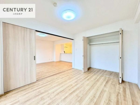 �m���@���r���O�ɗאڂ����m���́A�J�������LDK�ƂȂ���J���I�ȋ�ԂɁB
���q�l�̗V�я�⃏�[�N�X�y�[�X�A�q�ԂȂǑ��ړI�Ɋ��p�ł���֗��Ȃ������ł��B