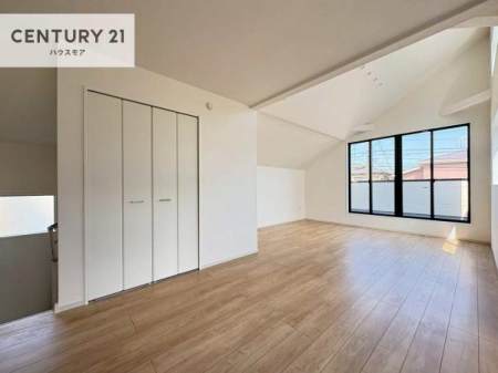 ���r���O�@�傫�ȑ����炽���Ղ�̗z���������閾�邢���r���O�B�J�����̂��郊�r���O�ŉƑ��c���̂��났�̎��Ԃ��߂����܂��I