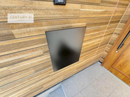 ���̑����n�@�O�ǂɐݒu���ꂽ�|�X�g�́A�O�σf�U�C���Ɣ��������a���Ȃ���A�g������ɂ��z�����ꂽ�֗��Ȑݔ��ł��B