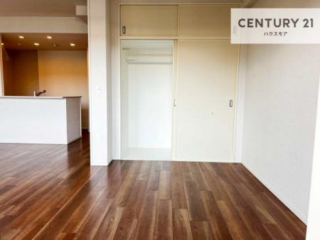 �m���@���r���O�ɗאڂ����m���́A�J�������LDK�ƂȂ���J���I�ȋ�ԂɁB
���q�l�̗V�я�⃏�[�N�X�y�[�X�A�q�ԂȂǑ��ړI�Ɋ��p�ł���֗��Ȃ������ł��B