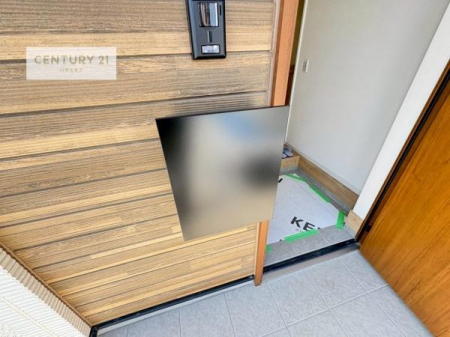 ���̑����n�@�O�ǂɐݒu���ꂽ�|�X�g�́A�O�σf�U�C���Ɣ��������a���Ȃ���A�g������ɂ��z�����ꂽ�֗��Ȑݔ��ł��B