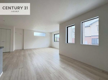 ���r���O�@�傫�ȑ����炽���Ղ�̗z���������閾�邢���r���O�B�J�����̂��郊�r���O�ŉƑ��c���̂��났�̎��Ԃ��߂����܂��I