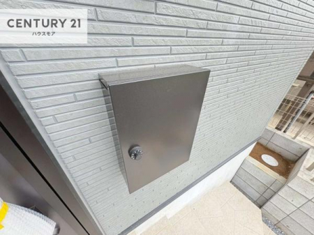 ���̑����n�@�O�ǂɐݒu���ꂽ�|�X�g�́A�O�σf�U�C���Ɣ��������a���Ȃ���A�g������ɂ��z�����ꂽ�֗��Ȑݔ��ł��B