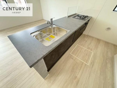 �L�b�`���@��l�C�̑Ζʎ��V�X�e���L�b�`�����̗p���Ă��܂��I���Ƒ��̃R�~���j�P�[�V���������R�Ƒ�����݌v�ł��B
���q�l�ɂ��ڂ��͂��̂Ŋ������ł��ˁI�L�X�g���ĉ��K�ō�Ƃ��i�݂܂��B