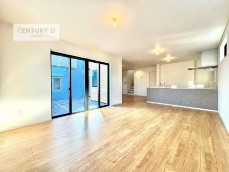 ���r���O�@�傫�ȑ����炽���Ղ�̗z���������閾�邢���r���O�B�J�����̂��郊�r���O�ŉƑ��c���̂��났�̎��Ԃ��߂����܂��B