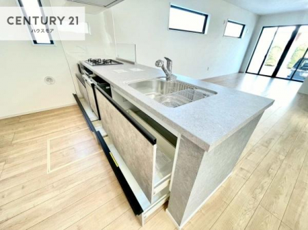 �L�b�`���@��l�C�̑Ζʎ��V�X�e���L�b�`�����̗p���Ă��܂��I���Ƒ��̃R�~���j�P�[�V���������R�Ƒ�����݌v�ł��B
���q�l�ɂ��ڂ��͂��̂Ŋ������ł��ˁI�L�X�g���ĉ��K�ō�Ƃ��i�݂܂��B