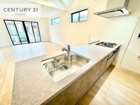 �L�b�`���@��l�C�̑Ζʎ��V�X�e���L�b�`�����̗p���Ă��܂��I���Ƒ��̃R�~���j�P�[�V���������R�Ƒ�����݌v�ł��B
���q�l�ɂ��ڂ��͂��̂Ŋ������ł��ˁB�L�X�g���ĉ��K�ɍ�Ƃ��i�݂܂��B