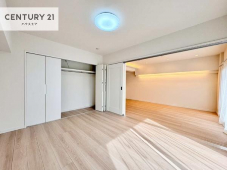 �m���@���r���O�ɗאڂ����m���́A�J�������LDK�ƂȂ���J���I�ȋ�ԂɁB
���q�l�̗V�я�⃏�[�N�X�y�[�X�A�q�ԂȂǑ��ړI�Ɋ��p�ł���֗��Ȃ������ł��B