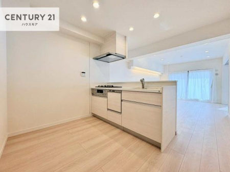 �L�b�`���@��l�C�̑Ζʎ��V�X�e���L�b�`�����̗p���Ă��܂��I���Ƒ��̃R�~���j�P�[�V���������R�Ƒ�����݌v�ł��B
���q�l�ɂ��ڂ��͂��̂Ŋ������ł��ˁI�L�X�g���ĉ��K�B�L�b�`������̌i�F���Y��ō�Ƃ��i�݂܂��B