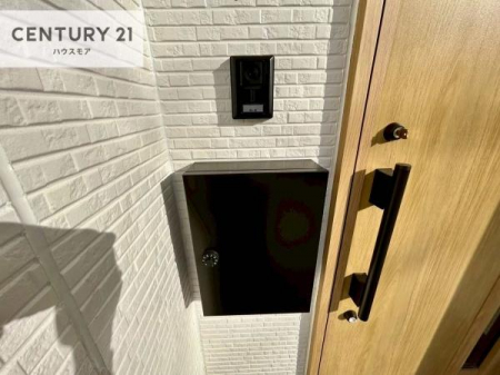 ���̑����n�@�O�ǂɐݒu���ꂽ�|�X�g�́A�O�σf�U�C���Ɣ��������a���Ȃ���A�g������ɂ��z�����ꂽ�֗��Ȑݔ��ł��B