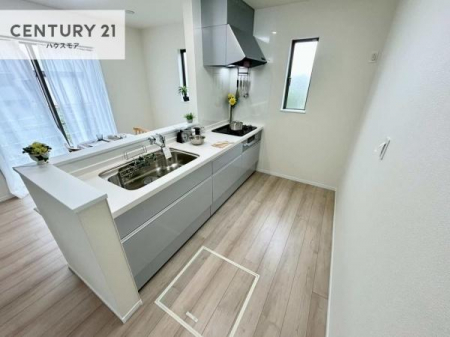 �L�b�`���@��l�C�̑Ζʎ��V�X�e���L�b�`�����̗p���Ă��܂��I���Ƒ��̃R�~���j�P�[�V���������R�Ƒ�����݌v�ł��B
���q�l�ɂ��ڂ��͂��̂Ŋ������ł��ˁB���[�͂�����܂��I�y���n�̔���J�Ò��z