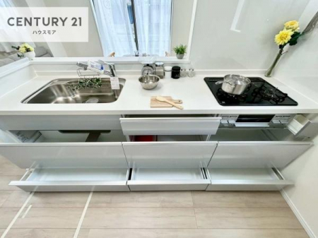 �L�b�`���@���[�͂̍����V�X�e���L�b�`���ŁA��������H�����������Еt���A�L�X�Ƃ�����Ԃŉ��K�ɗ������y���߂܂��B�y���n�̔���J�Ò��z