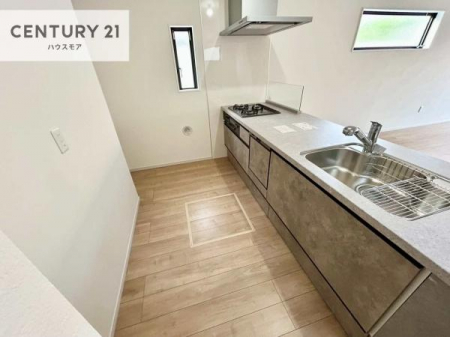 �L�b�`���@��l�C�̑Ζʎ��V�X�e���L�b�`�����̗p���Ă��܂��I���Ƒ��̃R�~���j�P�[�V���������R�Ƒ�����݌v�ł��B
���q�l�ɂ��ڂ��͂��̂Ŋ������ł��ˁI�L�X�g���ĉ��K�ō�Ƃ��i�݂܂��B