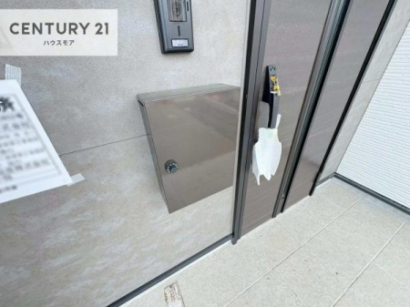 ���̑����n�@�O�ǂɐݒu���ꂽ�|�X�g�́A�O�σf�U�C���Ɣ��������a���Ȃ���A�g������ɂ��z�����ꂽ�֗��Ȑݔ��ł��B