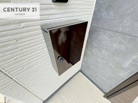 ���̑����n�@�O�ǂɐݒu���ꂽ�|�X�g�́A�O�σf�U�C���Ɣ��������a���Ȃ���A�g������ɂ��z�����ꂽ�֗��Ȑݔ��ł��B