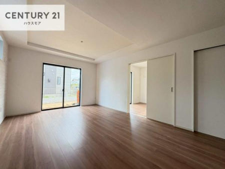 ���r���O�@�傫�ȑ����炽���Ղ�̗z���������閾�邢���r���O�B�J�����̂��郊�r���O�ŉƑ��c���̂��났�̎��Ԃ��߂����܂��I