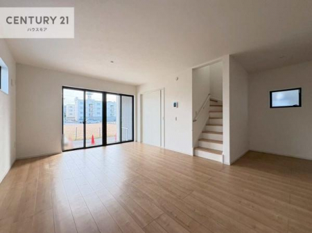 ���r���O�@�傫�ȑ����炽���Ղ�̗z���������閾�邢���r���O�B�J�����̂��郊�r���O�ŉƑ��c���̂��났�̎��Ԃ��߂����܂��B