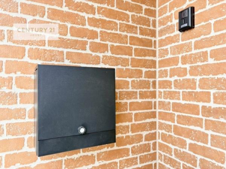 ���̑����n�@�O�ǂɐݒu���ꂽ�|�X�g�́A�O�σf�U�C���Ɣ��������a���Ȃ���A�g������ɂ��z�����ꂽ�֗��Ȑݔ��ł��B