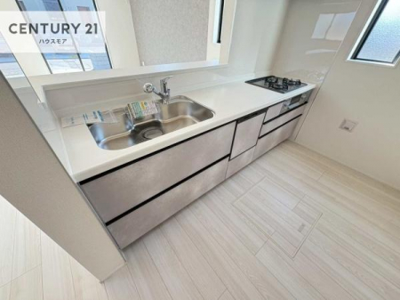 �L�b�`���@��l�C�̑Ζʎ��V�X�e���L�b�`�����̗p���Ă��܂��I���Ƒ��̃R�~���j�P�[�V���������R�Ƒ�����݌v�ł��B
���q�l�ɂ��ڂ��͂��̂Ŋ������ł��ˁI�L�X�g���ĉ��K�ō�Ƃ��i�݂܂��B