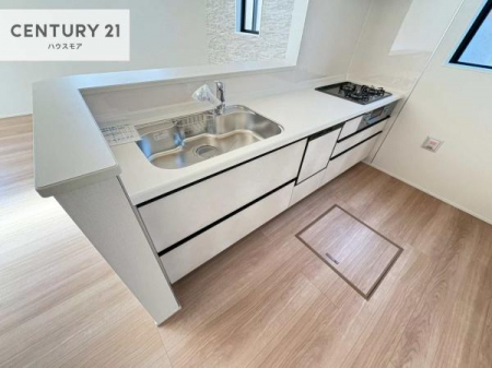 �L�b�`���@��l�C�̑Ζʎ��V�X�e���L�b�`�����̗p���Ă��܂��I���Ƒ��̃R�~���j�P�[�V���������R�Ƒ�����݌v�ł��B
���q�l�ɂ��ڂ��͂��̂Ŋ������ł��ˁI�L�X�g���ĉ��K�ō�Ƃ��i�݂܂��B