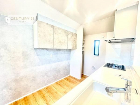 �L�b�`���@���[�X�y�[�X���[�����Ă���A�L�b�`���܂�����������ƕۂ��Ȃ���A�L�X�Ƃ��������X�y�[�X���m�ہB���K�ȍ�Ɗ��ŁA�����̂����������X���[�Y�ɂ͂��ǂ�܂��B