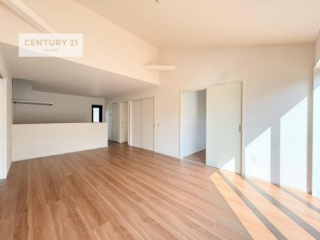 ���r���O�@�D�����z���܂肪���r���O����ł���ċ��S�n�̗ǂ���Ԃ����o���Ă���܂��I
���났�̎��Ԃ��߂����܂��I