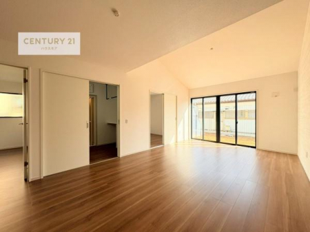 ���r���O�@�傫�ȑ����炽���Ղ�̗z���������閾�邢���r���O�B�J�����̂��郊�r���O�ŉƑ��c���̂��났�̎��Ԃ��߂����܂��I