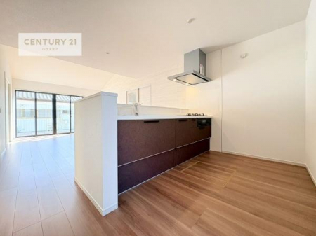 �L�b�`���@��l�C�̑Ζʎ��V�X�e���L�b�`�����̗p���Ă��܂��I���Ƒ��̃R�~���j�P�[�V���������R�Ƒ�����݌v�ł��B
���q�l�ɂ��ڂ��͂��̂Ŋ������ł��ˁB���[�͂�����܂��I