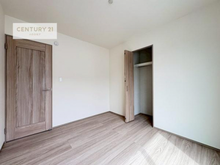 �m���@�S�����Ɏ��[���������Ă���A�ߗނ���p�i�A�G�ߕ��̉ו��Ȃǂ���������Ɛ������邱�Ƃ��ł��܂��B�������̋�Ԃ��L���g�����Ƃ��ł��A���ł����K�Ő������Z�܂���ۂĂ�̂��������|�C���g�ł��B