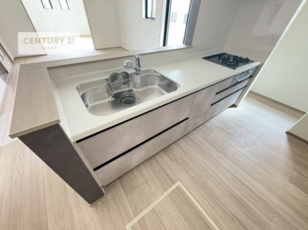 �L�b�`���@��l�C�̑Ζʎ��V�X�e���L�b�`�����̗p���Ă��܂��I���Ƒ��̃R�~���j�P�[�V���������R�Ƒ�����݌v�ł��B
���q�l�ɂ��ڂ��͂��̂Ŋ������ł��ˁI�L�X�g���ĉ��K�ō�Ƃ��i�݂܂��B