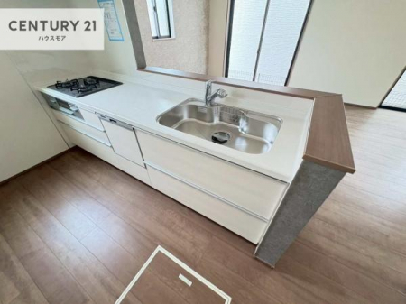 �L�b�`���@��l�C�̑Ζʎ��V�X�e���L�b�`�����̗p���Ă��܂��I���Ƒ��̃R�~���j�P�[�V���������R�Ƒ�����݌v�ł��B
���q�l�ɂ��ڂ��͂��̂Ŋ������ł��ˁB���[�͂�����܂��I