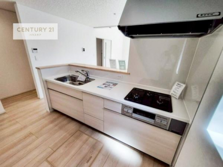 �L�b�`���@��l�C�̑Ζʎ��V�X�e���L�b�`�����̗p���Ă��܂��I���Ƒ��̃R�~���j�P�[�V���������R�Ƒ�����݌v�ł��B
���q�l�ɂ��ڂ��͂��̂Ŋ������ł��ˁI�L�X�g���ĉ��K�ō�Ƃ��i�݂܂��B