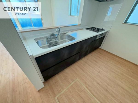 �L�b�`���@��l�C�̑Ζʎ��V�X�e���L�b�`�����̗p���Ă��܂��I���Ƒ��̃R�~���j�P�[�V���������R�Ƒ�����݌v�ł��B
���q�l�ɂ��ڂ��͂��̂Ŋ������ł��ˁI�L�X�g���ĉ��K�ō�Ƃ��i�݂܂��B