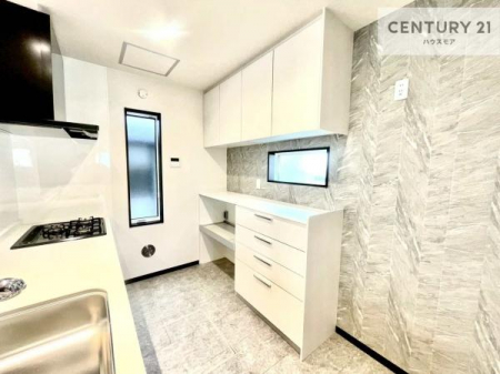 �L�b�`���@�J�b�v�{�[�h�t���̃L�b�`���ł��B
�L�b�`���͉����ƃK�`���K�`���������ł��B�d�q�����W�␆�ъ���u���܂����A��������̐H��͒I�Ɏ��[���\�ł��B