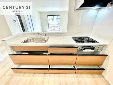 �L�b�`���@���[�͂̍����V�X�e���L�b�`���ŁA��������H�����������Еt���A�L�X�Ƃ�����Ԃŉ��K�ɗ������y���߂܂��B