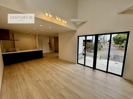 ���r���O�@�傫�ȑ����炽���Ղ�̗z���������閾�邢���r���O�B�J�����̂��郊�r���O�ŉƑ��c���̂��났�̎��Ԃ��߂����܂��I