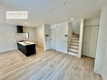 ���r���O�@���r���O�K�i���̗p���邱�ƂŁA�Ƒ������R�Ɗ�����킹�铮���݌v�B
�O�o��A��̍ۂɕK�����r���O��ʂ邽�߁A�R�~���j�P�[�V���������܂�₷���A�Ƒ��̋C�z�������Ȃ����点�܂��B