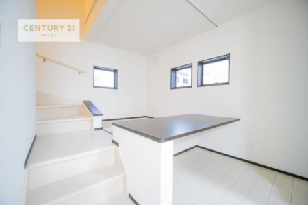 ���r���O�@���r���O���ɂ̓X�^�f�B�[�J�E���^�[���t���Ă���̂ŁA���׋���e�����[�N�X�y�[�X�Ƃ��ĕ֗��I�܂��A�f�t���[�U�[�₨�Ԃ�����X�y�[�X�Ƃ��Ă����􂵂Ă��ꂻ���ł��ˁI